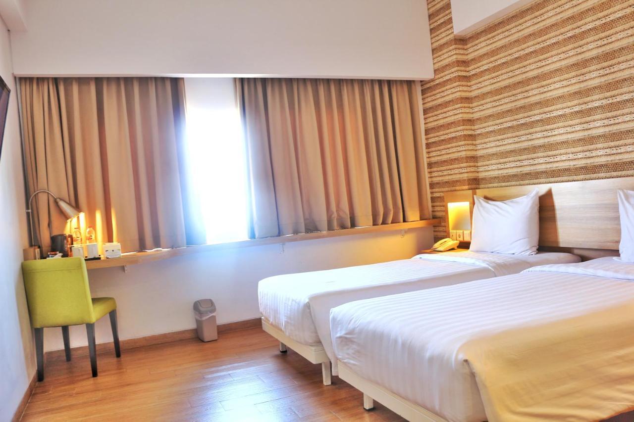 Whiz Prime Hotel Basuki Rahmat מאלאנג מראה חיצוני תמונה