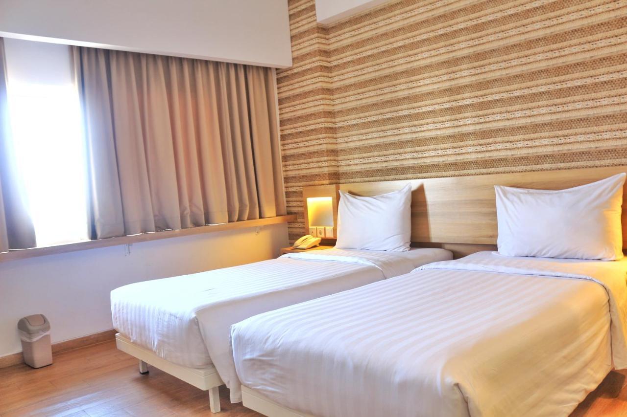 Whiz Prime Hotel Basuki Rahmat מאלאנג מראה חיצוני תמונה