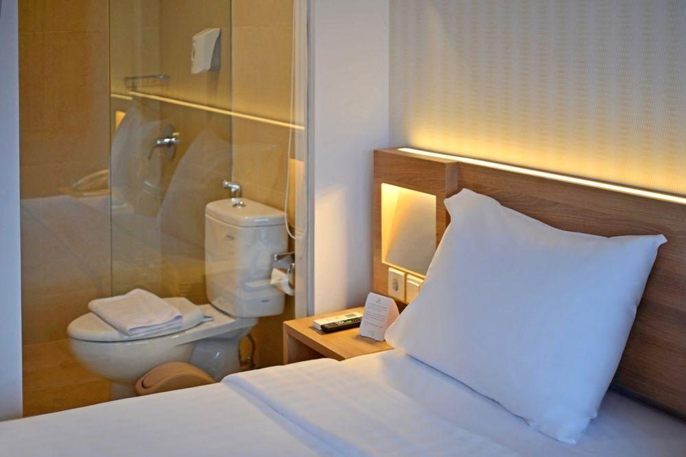 Whiz Prime Hotel Basuki Rahmat מאלאנג מראה חיצוני תמונה