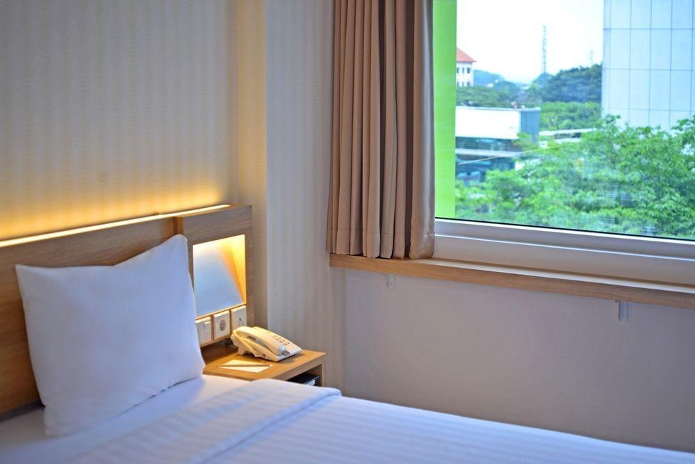 Whiz Prime Hotel Basuki Rahmat מאלאנג מראה חיצוני תמונה
