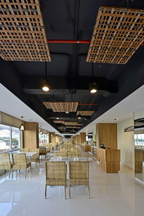 Whiz Prime Hotel Basuki Rahmat מאלאנג מראה חיצוני תמונה